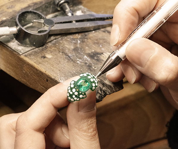 bijouterie-joaillerie-atelier-lyon-bague-boule-emeraude-coquillage-sculpture