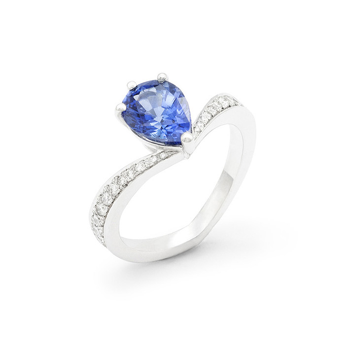 bague-fiancailles-saphir-bleu-poire-pavage-diamants.jpg