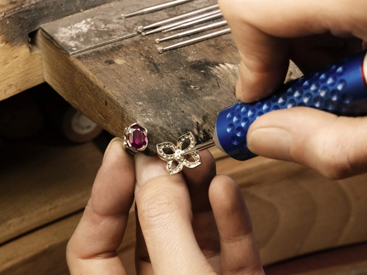joaillier-createur-personnalisation-bague-papillon-rubis-or-blanc