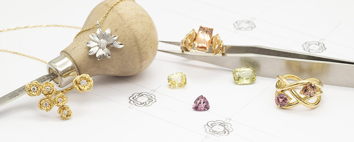 bijoux-naissance-bague-collier-fleur-pierres-precieuses
