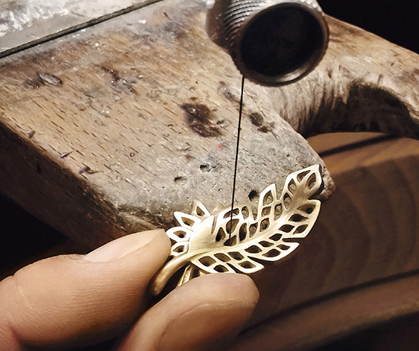 atelier-haute-joaillerie-or-reperce-boucles-precieuses