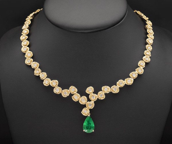 collier-coquelictos-or-jaune-emeraude-fond-noir-horizontal-crop